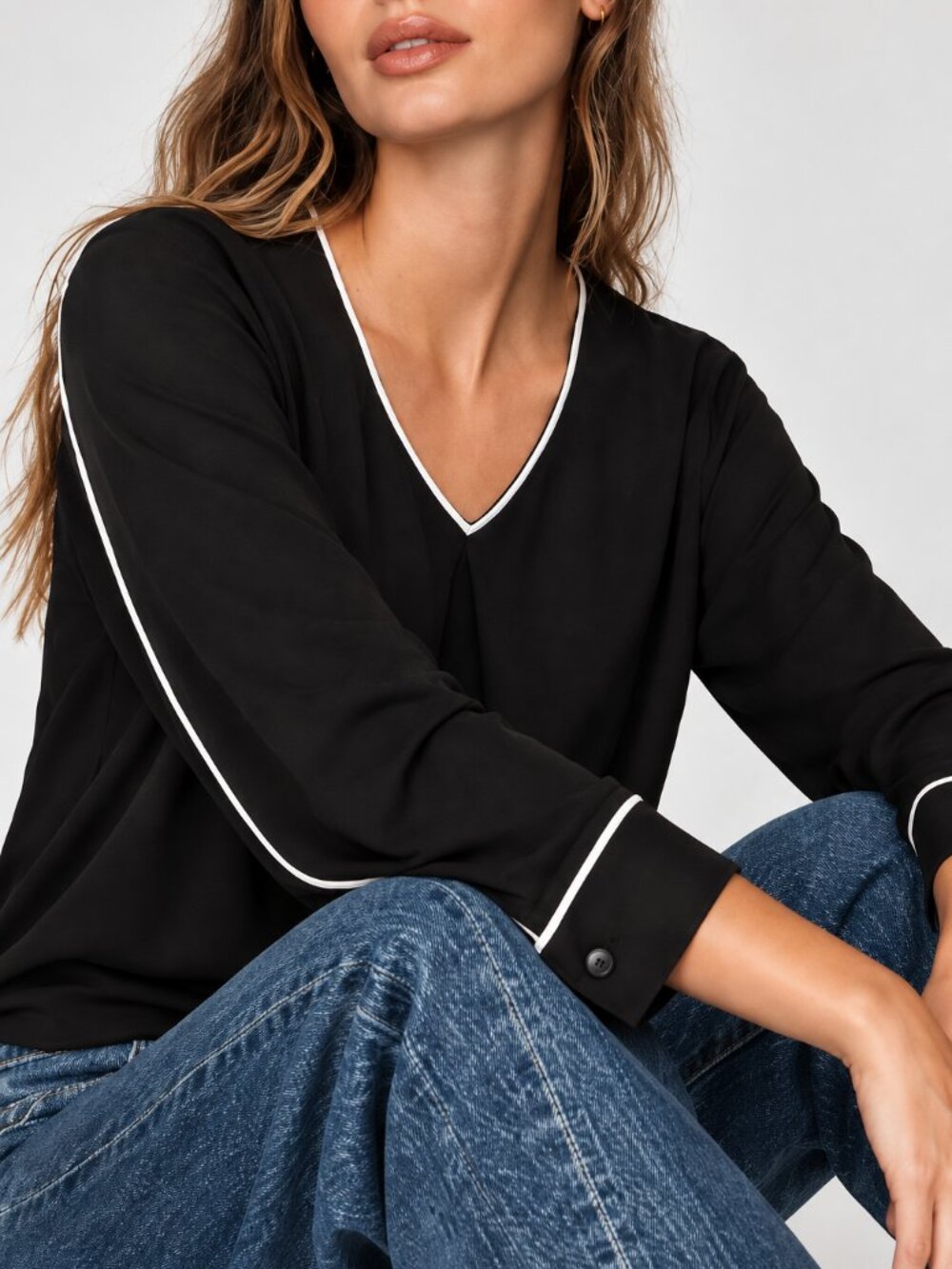T Tahari Women’s Small Black White Trim V Neck Long Sleeve Blouse Top